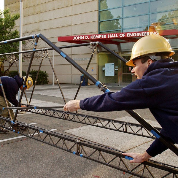 Students build an iron bridge outside of the Engineering complex at 澳门六合彩开奖结果走势图