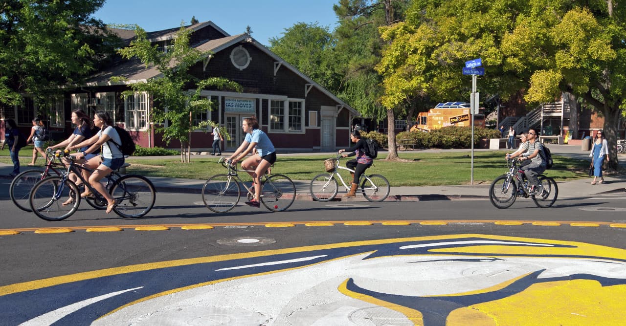 students riding around the uc davis bike circle