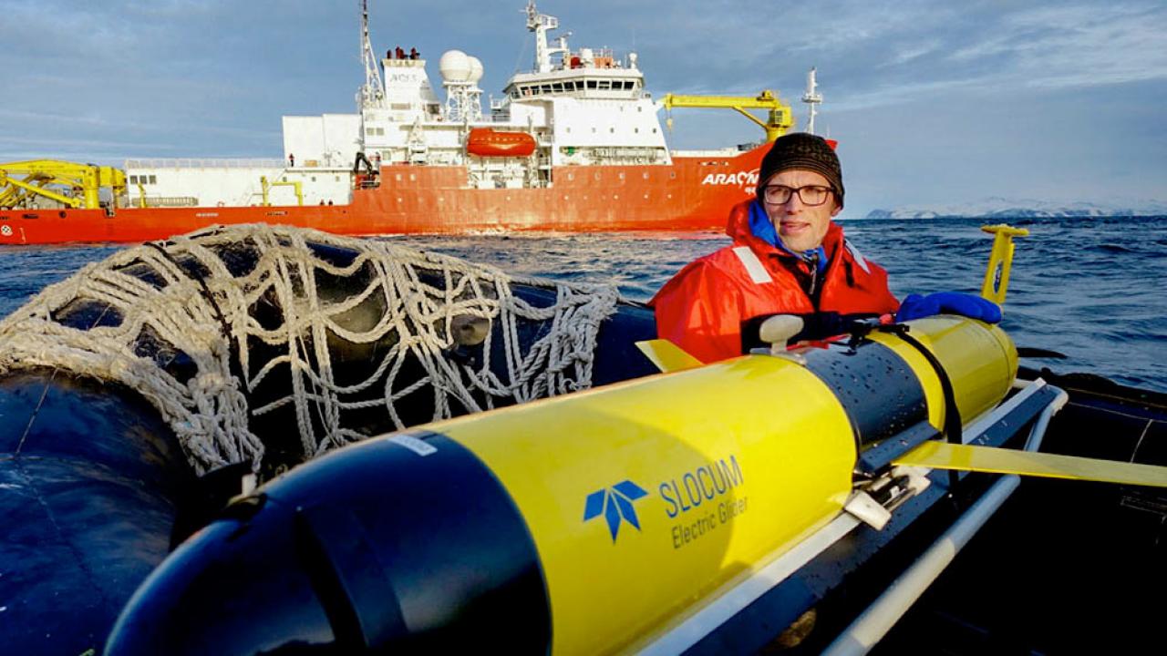 A 澳门六合彩开奖结果走势图 researcher maintains a small submersible that is designed to collect ocean temperature data