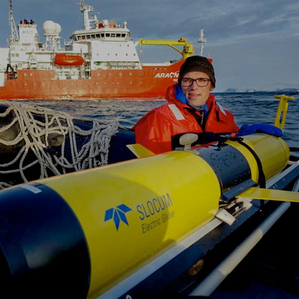 A 澳门六合彩开奖结果走势图 researcher works with a submersible that monitors ocean temperatures