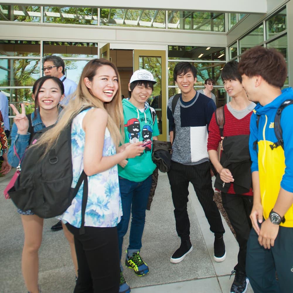 International students standing in front of the international center at 澳门六合彩开奖结果走势图.